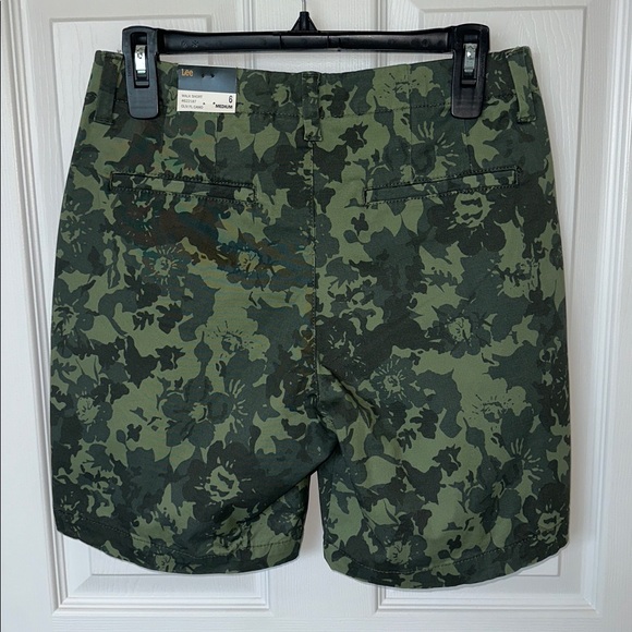 LEE  women’s Olive Camouflage Flat Front Shorts. - Picture 2 of 14